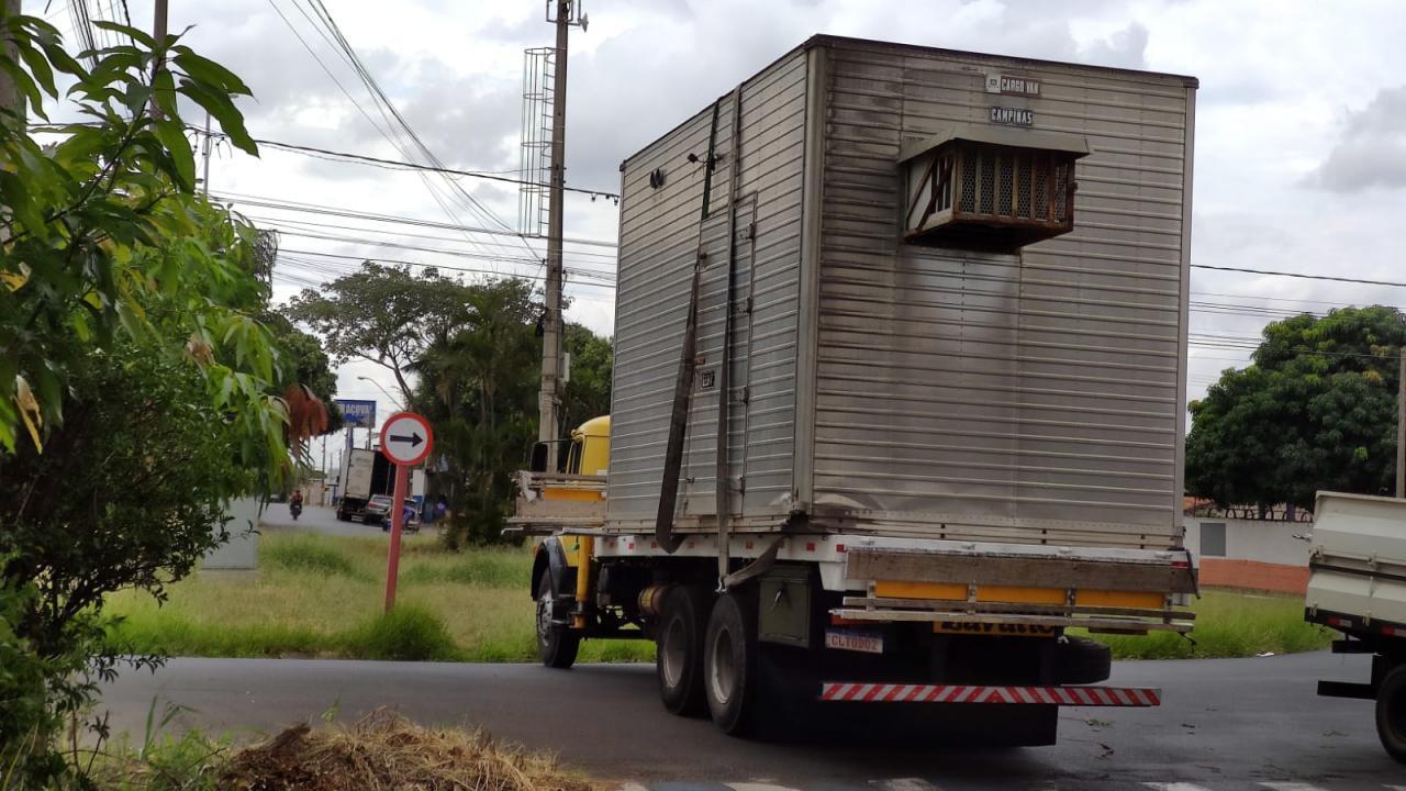 Foto 8 de 10 — Container cai de caminhão após bater em árvore no Vale do Sol